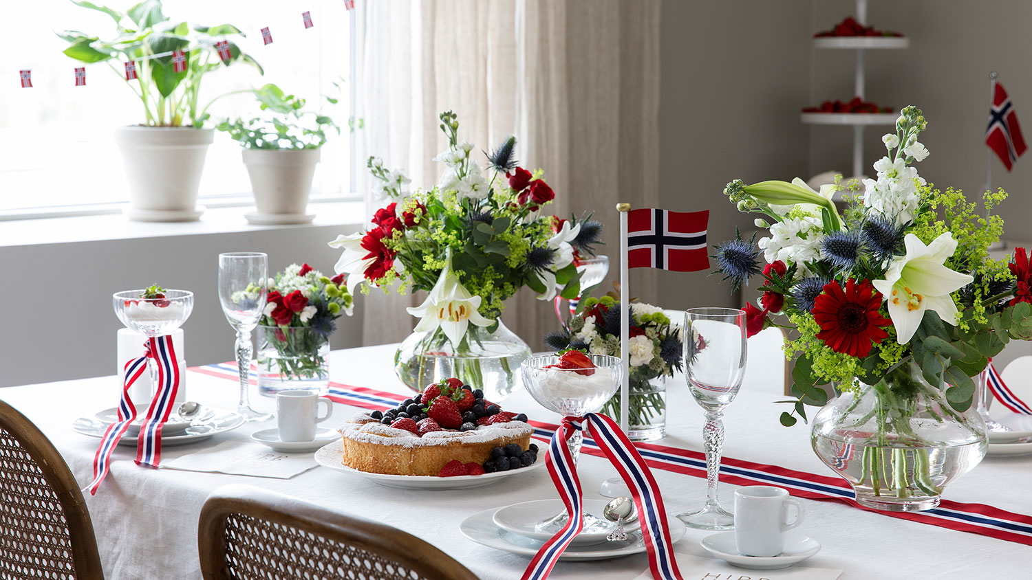 Interiør- og blomsterbilde med klikkbare elementer